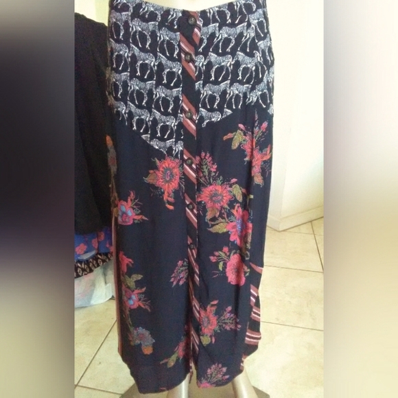 FREE PEOPLE BUTTON DOWN SKIRT W/ ZEBRAS, FLORALS & STRIPES BASIC BLACK SZ. Sm - Picture 1 of 6